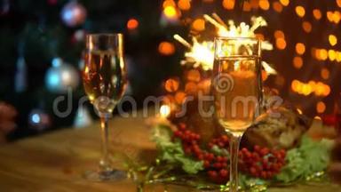 一男一女在喜庆的餐桌上举着一杯香槟。